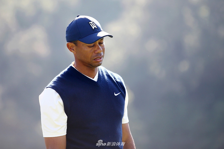 伍兹在果岭环边缘进行一记细腻的切杆,动作稳定而精准,小球应声飞向旗杆。