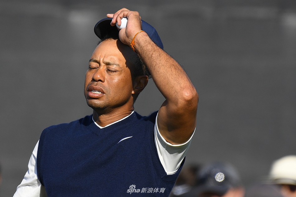 伍兹在长草中眉头微蹙,正仔细评估一记棘手的救球,展现了面对困难球位时的全神贯注。