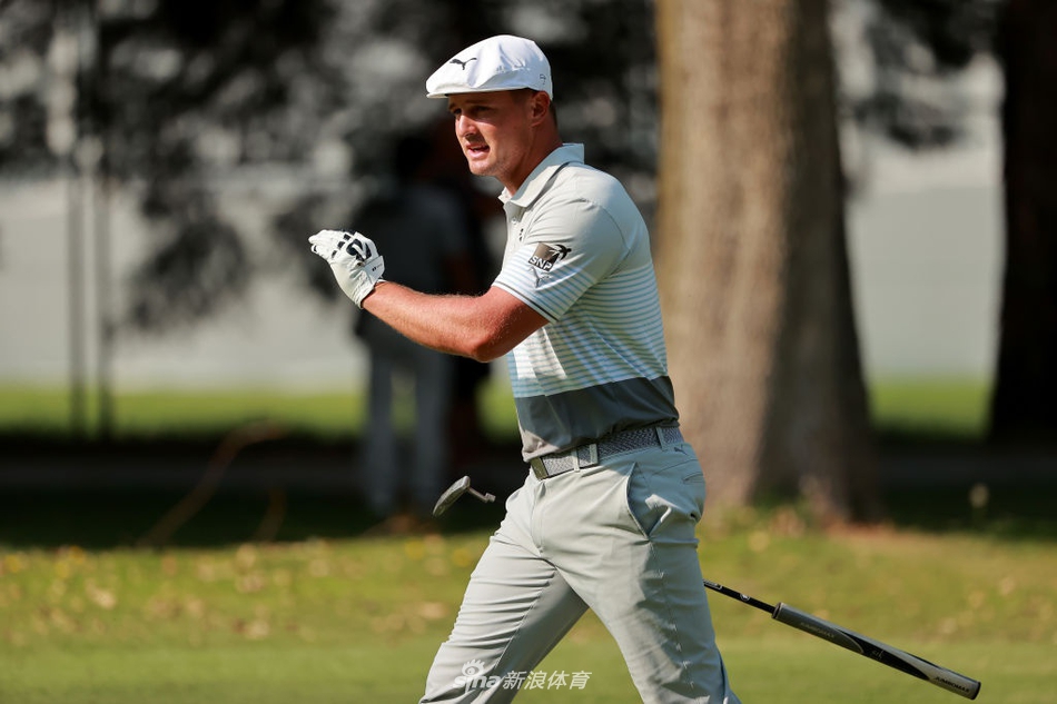 德尚博在墨西哥锦标赛第二轮中全神贯注地观察果岭推杆线路，神情冷静而自信。