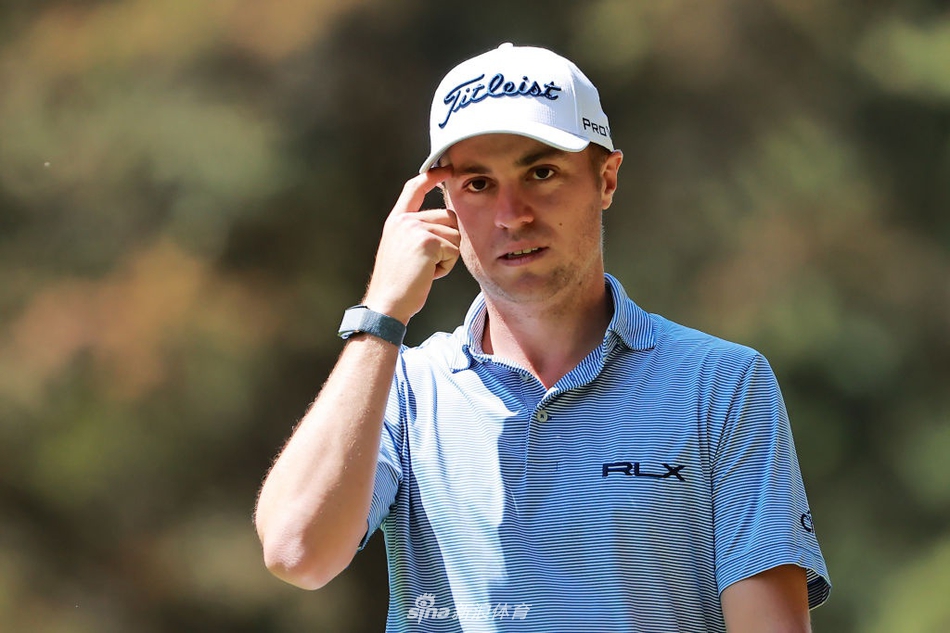 巴巴·沃森在球道上挥动粉红色球杆，击出一记高弹道小球，划破天际。