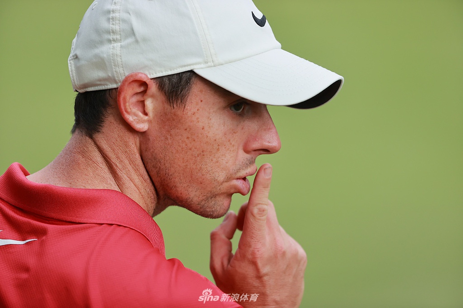 贾斯汀·托马斯在发球台上优雅挥杆，背景是墨西哥城的天际线与葱郁的森林。