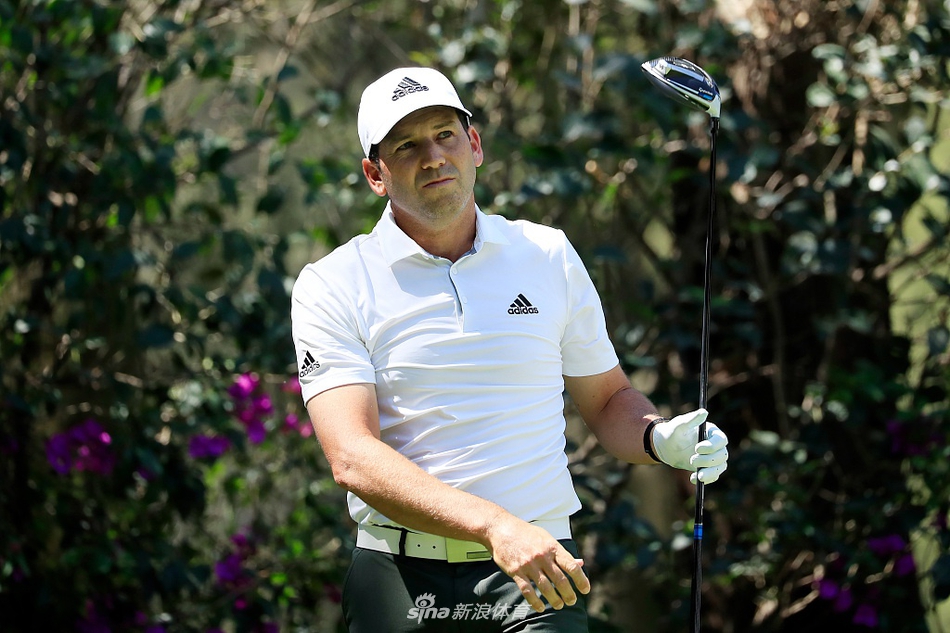 查普特佩克球场全景，沐浴在金色阳光下，球道、沙坑与果岭层次分明，景色壮丽。