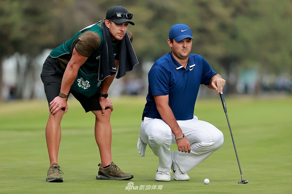 松山英树在果岭边复杂长草中审慎观察，思考切杆策略，目光如炬。