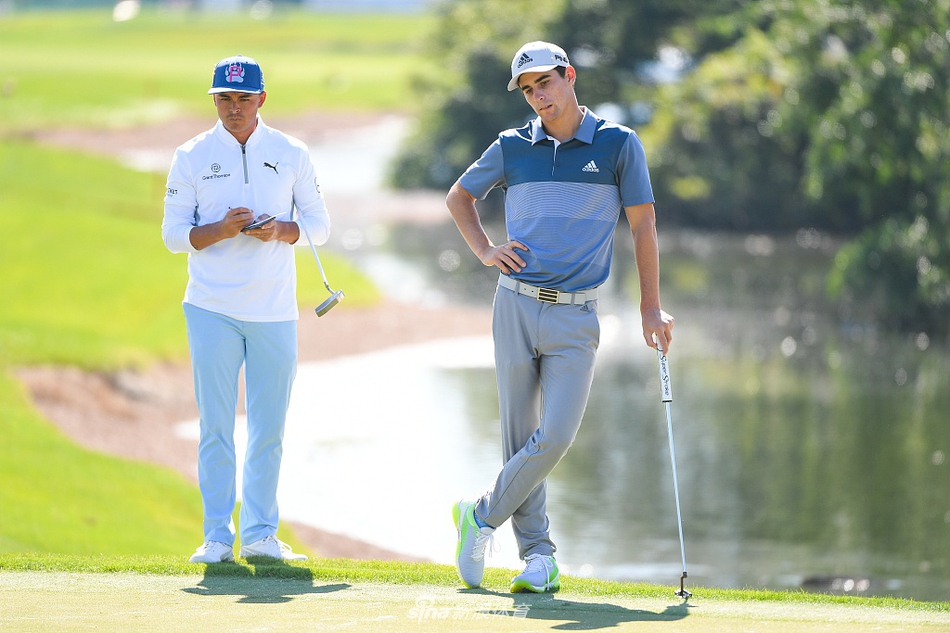 观众聚集在“金熊陷阱”第17洞的果岭周边山坡上，聚精会神地观看球员挑战这个三杆洞。