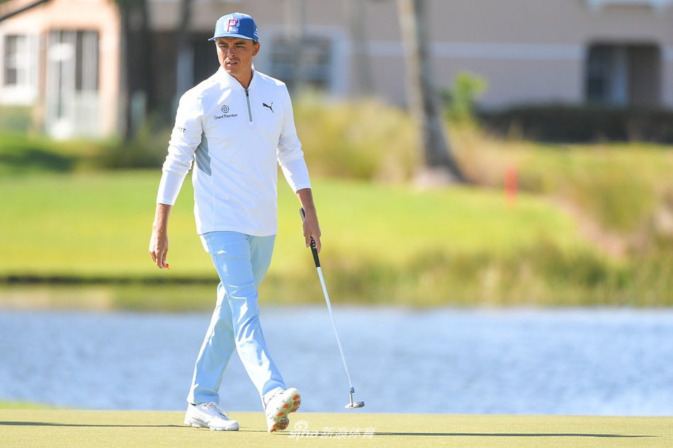 李·韦斯特伍德在沙坑中稳健地挥杆救球，沙粒飞溅，显示出他精准的控制力。