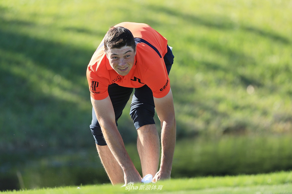 夕阳西下，冠军球场的球道与水系沐浴在金色余晖中，显得宁静而充满挑战，预示着下一个比赛日的来临。