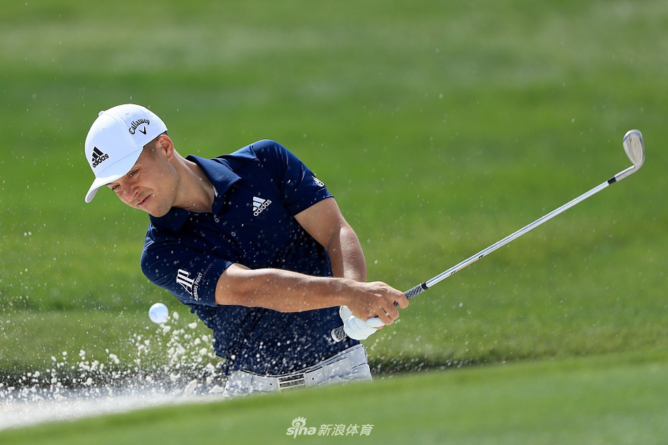 赞德·谢奥菲勒与同组球员漫步于葱郁球道，一边轻松交谈一边观察场地风向与布局