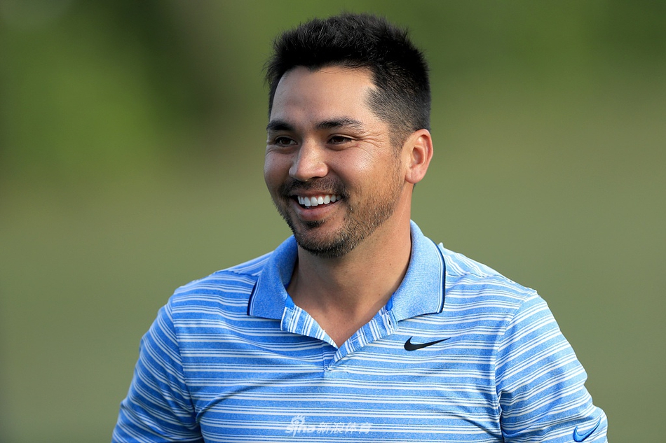 杰森·戴伊在练习果岭边缘细致地推敲切杆手感，背景中的贝弗尔滕湖俱乐部会所静谧矗立