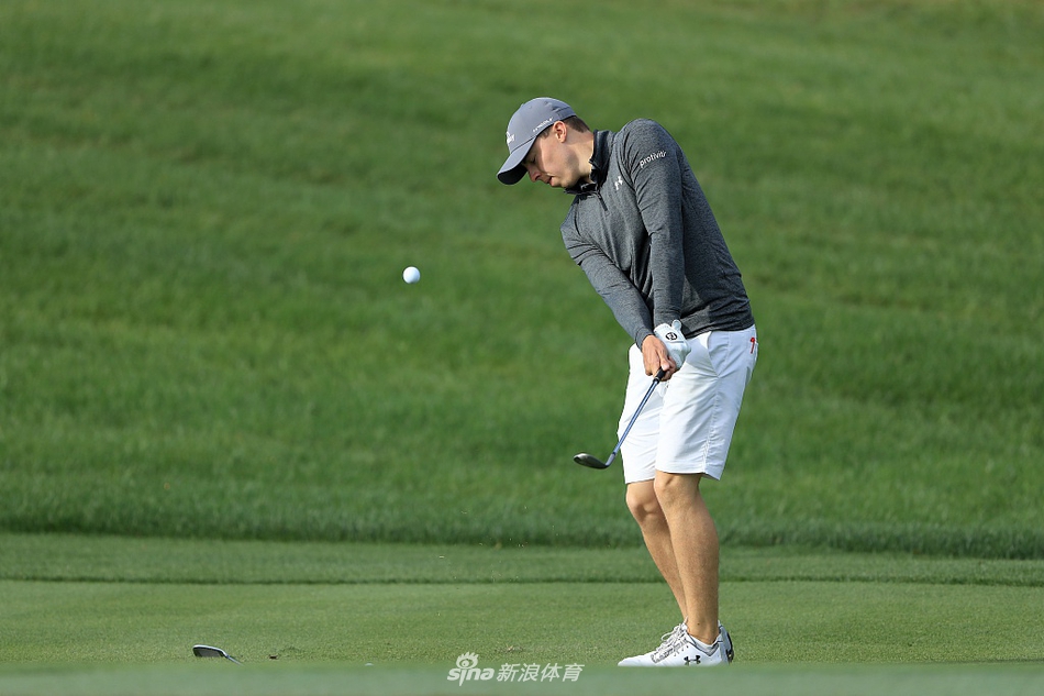 卡梅隆·钱普在开球练习区全力挥杆，展示其标志性的强劲爆发力，球杆在空气中划出呼啸之声