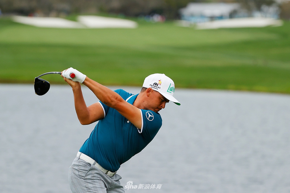 球迷们聚集在标志性的洞旁围观,帕尔默邀请赛总是充满了热烈的观赛氛围。