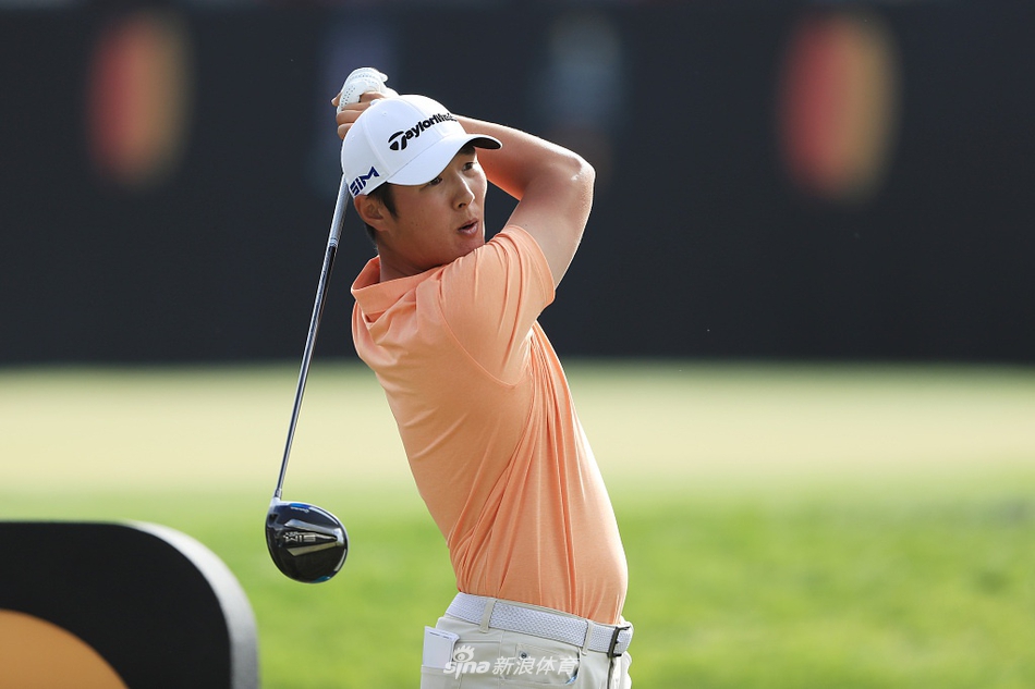 麦克罗伊在果岭边陷入沉思,面对湾丘坚硬的果岭,他的切杆需要无比精准。