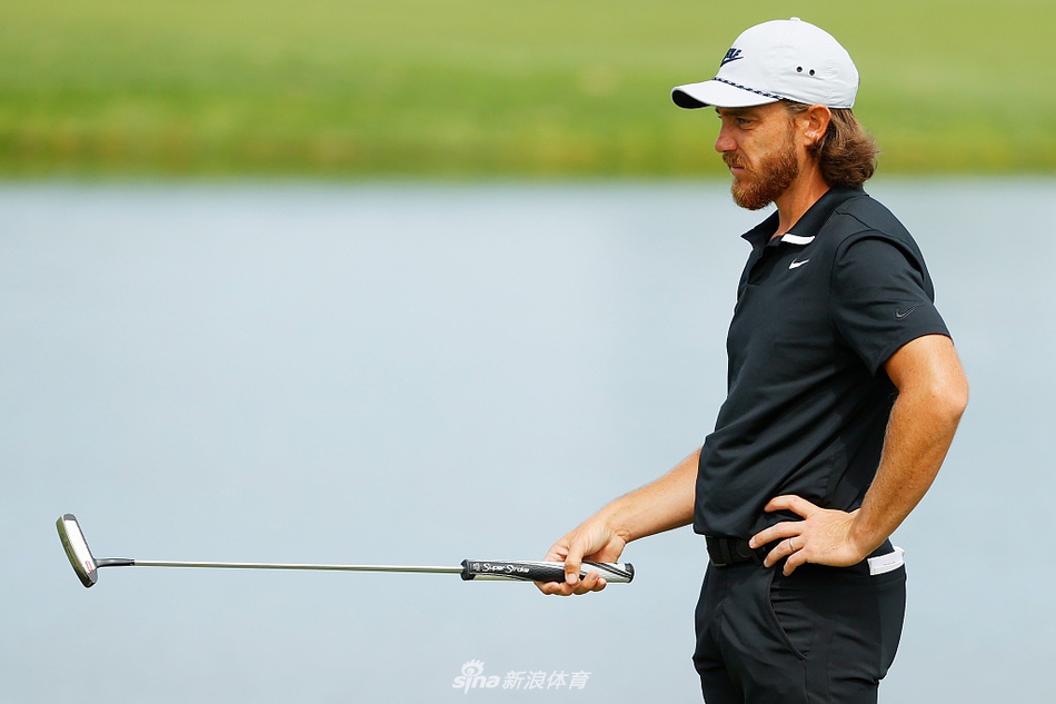 球员在沙坑中奋力一击,沙粒飞扬,每一杆都是技术与意志的比拼。