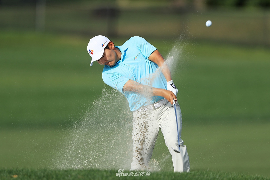 夕阳下的湾丘俱乐部会所宁静而庄严,见证着每日激烈的战况与球员的悲喜。