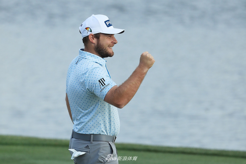 冠军时刻，泰瑞尔·哈顿深情拥吻身旁的未婚妻，共享胜利的甜蜜与喜悦。