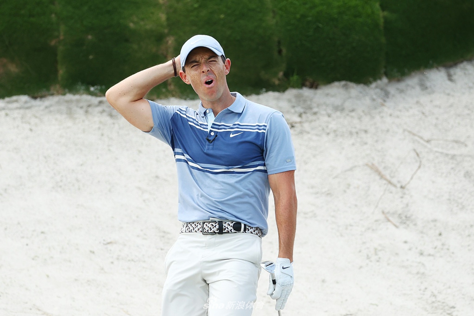 四位巨星并肩走下球道，谈笑风生间尽显惺惺相惜