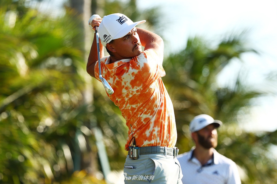 马修·沃尔夫完成一次精彩切杆，姿势独特充满动感