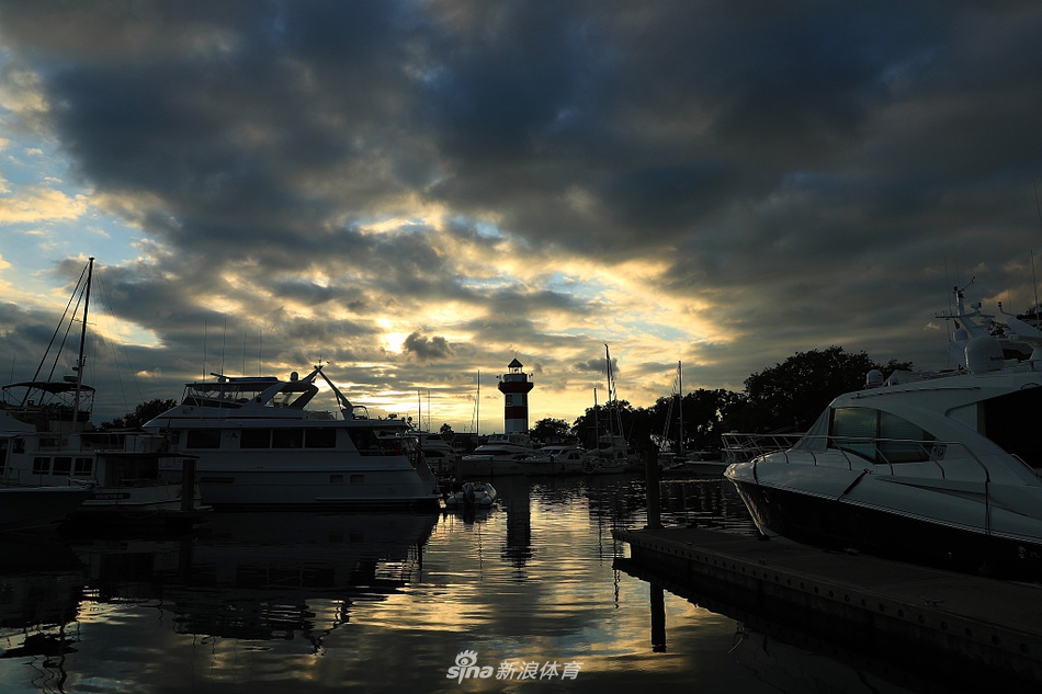 球员在四号洞三杆洞果岭边推杆,背景是宁静的环礁湖,考验着击球的精准与胆识。