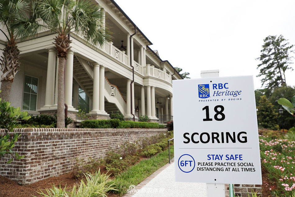 赛事观众漫步在通往会所的小径上,两旁是郁郁葱葱的南方植被,充满悠闲的度假气息。