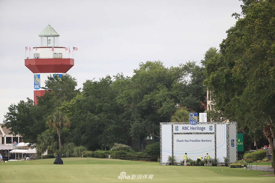 球场第八洞球道全景,展示出经典林克斯风格,沙坑与长草区勾勒出优美的线条与挑战。