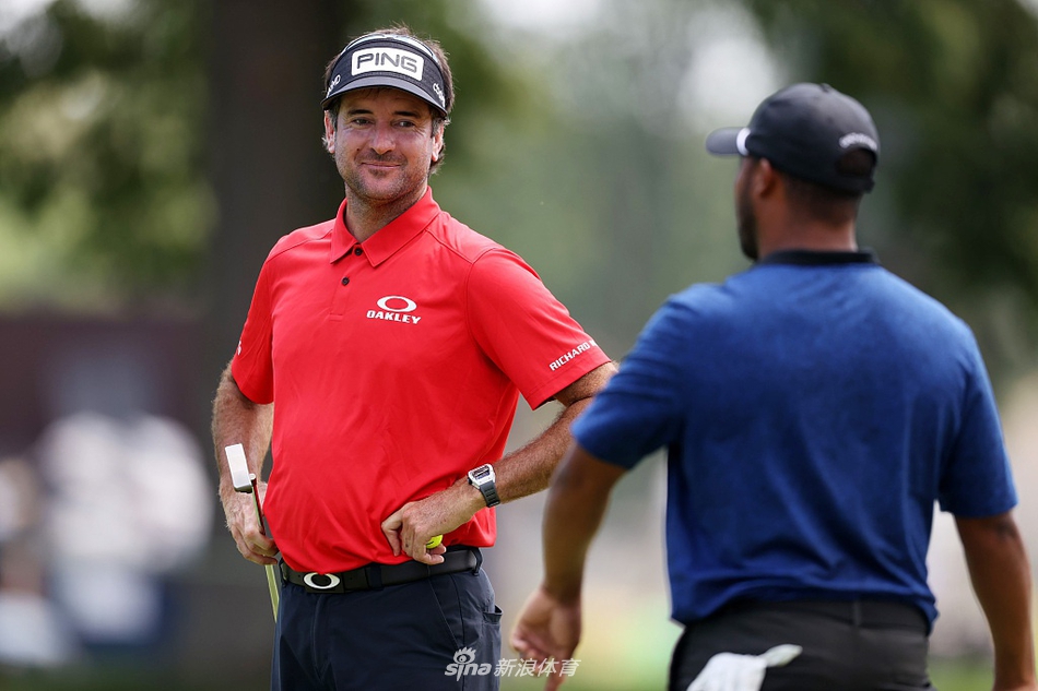 颁奖时刻，巴巴-沃森与哈罗德-瓦尔纳三世共同高举奖杯，周围其他球员鼓掌欢笑，气氛热烈温馨。