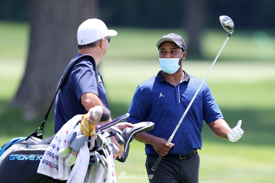 维斯利-布莱恩在沙坑中救球，沙砾飞扬的瞬间展现出高超的短杆技术。