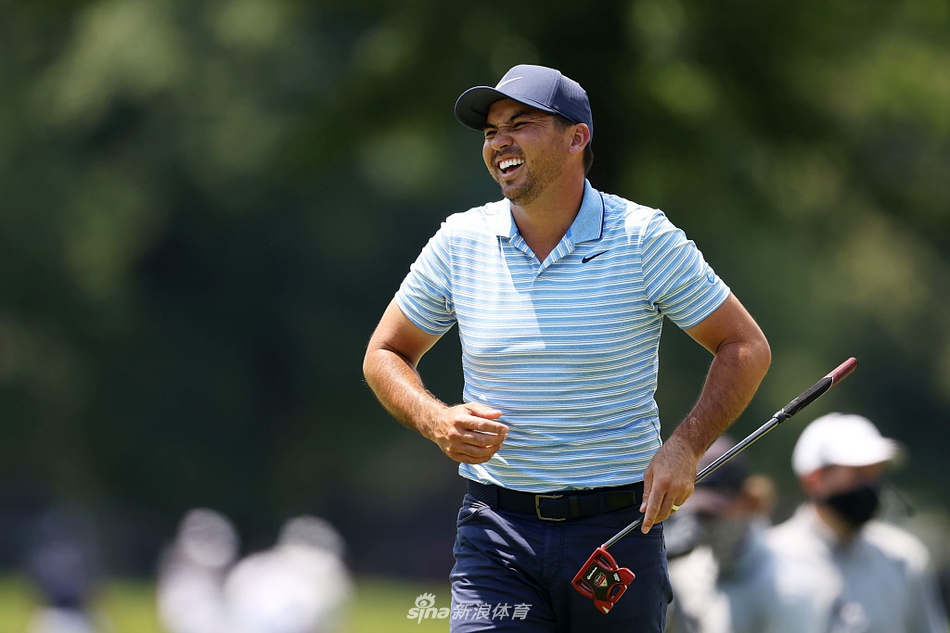 哈罗德-瓦尔纳三世完成一记精准的铁杆攻果岭后，与身旁的球童击掌庆祝，笑容灿烂。