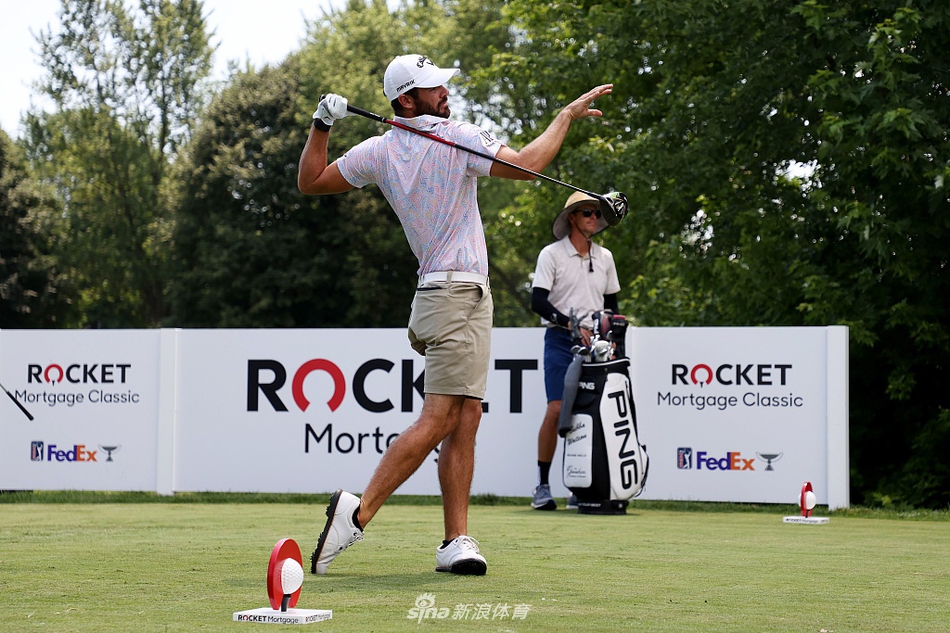 韦伯-辛普森在发球台上悠然准备，背景是郁郁葱葱的球场与湛蓝的天空，构成一幅宁静的运动画卷。