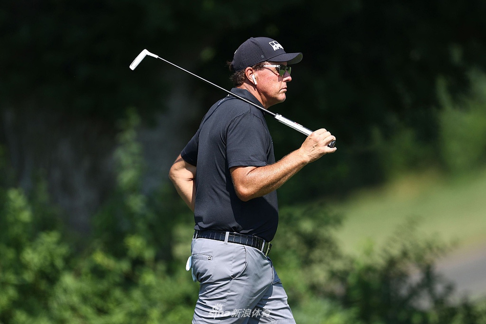 菲尔·米克尔森在练习果岭边凝神观察推杆线路,目光如炬,仿佛在计算着最微妙的转折