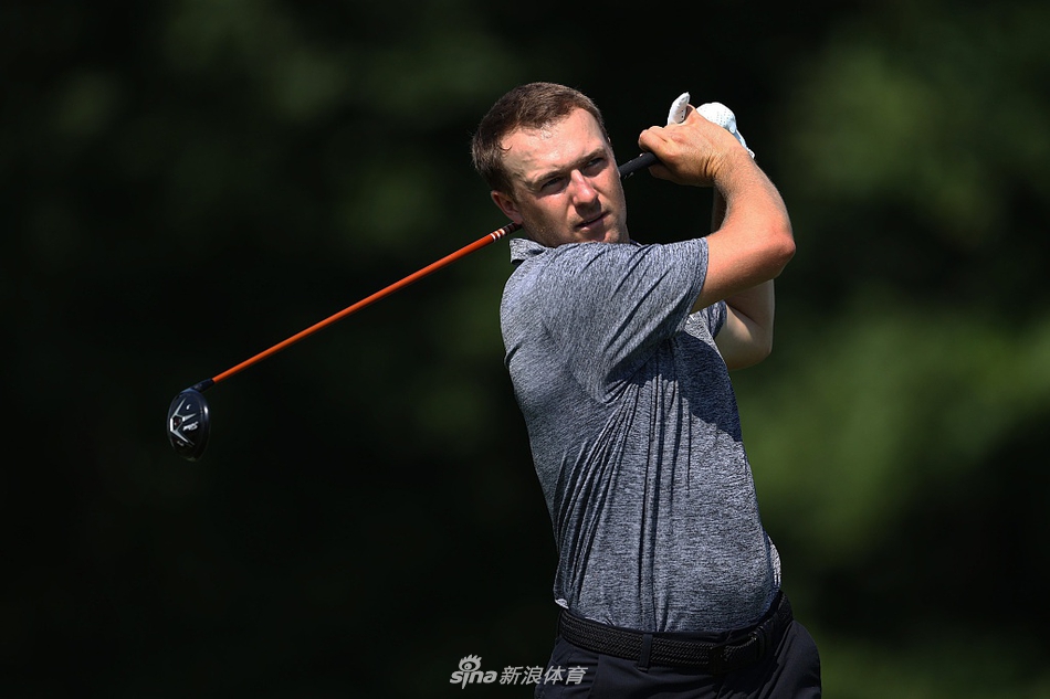 缪菲尔德山庄球场全景,阳光洒在起伏的球道与碧绿的果岭上,宛如一幅宁静的油画