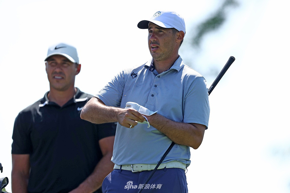 乔丹·斯皮思在练习场专注地进行击球训练,晨光勾勒出他完美的挥杆侧影