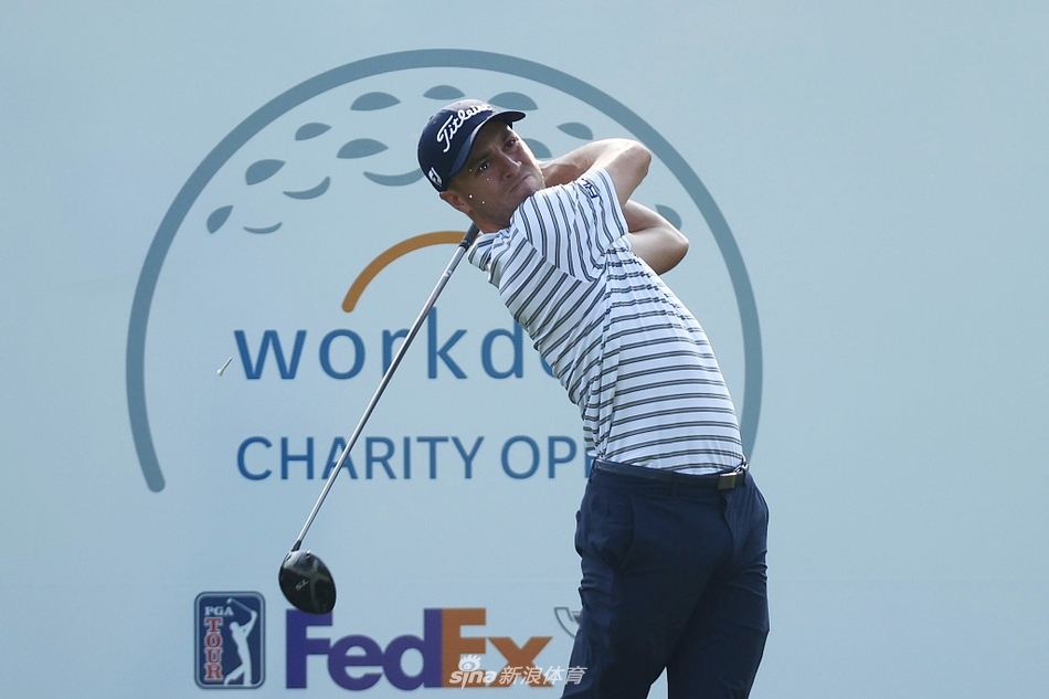 亚当·哈德文在果岭边观察推杆线路，神情专注，首轮66杆的优异表现让他紧随领先者