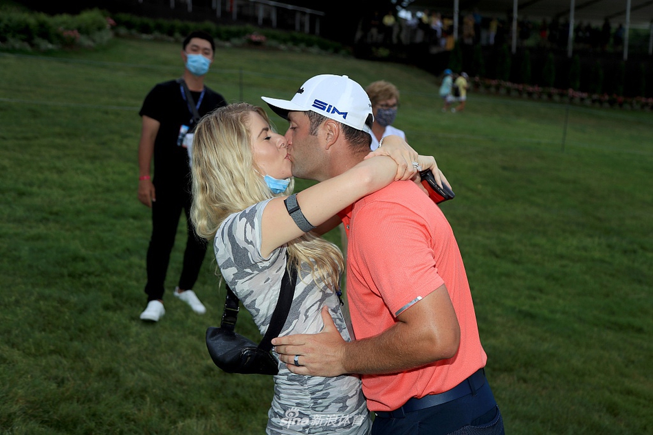 爱的拥抱：拉姆与妻子在赛后紧紧相拥，妻子笑容灿烂地靠在他肩头，拉姆则闭眼享受着这无比私密而温馨的胜利时刻，周围的喧嚣仿佛都已静止。