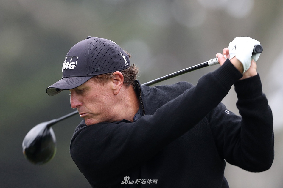 麦克罗伊在练习日全力挥杆，身体充分扭转，展现其经典的暴力美学击球