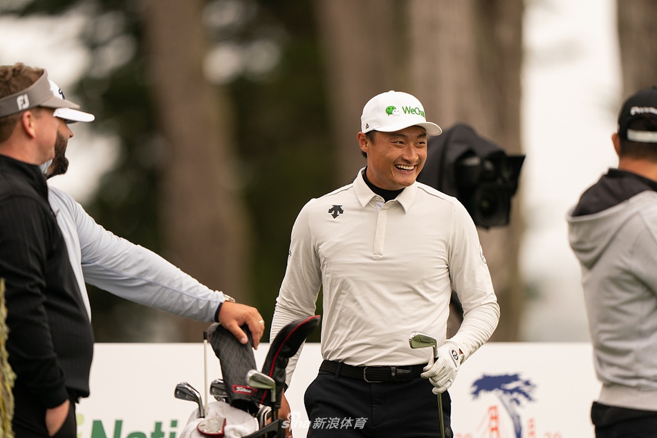 张新军与同组球员在练习轮中并肩行走，交流切磋，气氛融洽