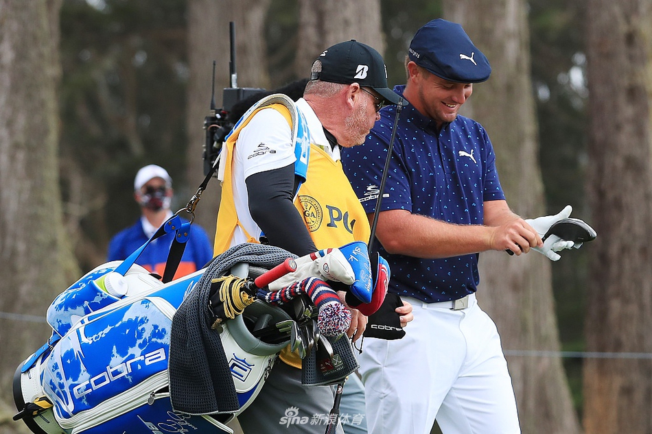 断裂的一号木杆头与半截杆身分离，静静躺在球道草坪上，诉说着突如其来的变故