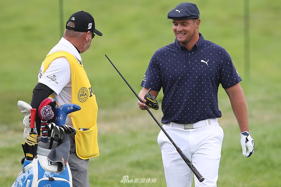 德尚博在后续球洞用铁杆精准开球，目光如炬，展现出顶尖球员的强大适应力