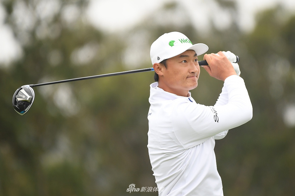 李昊桐在PGA锦标赛决赛轮中专注凝神，准备关键一击，帽檐下的眼神坚定而沉着