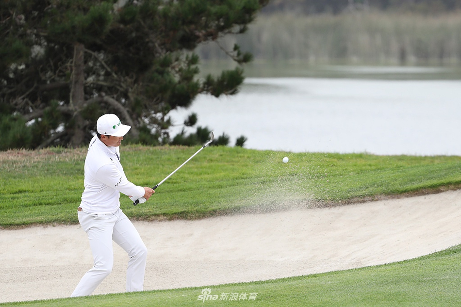 果岭上，李昊桐正俯身仔细观察推杆线路，表情专注，决胜时刻的紧张氛围扑面而来