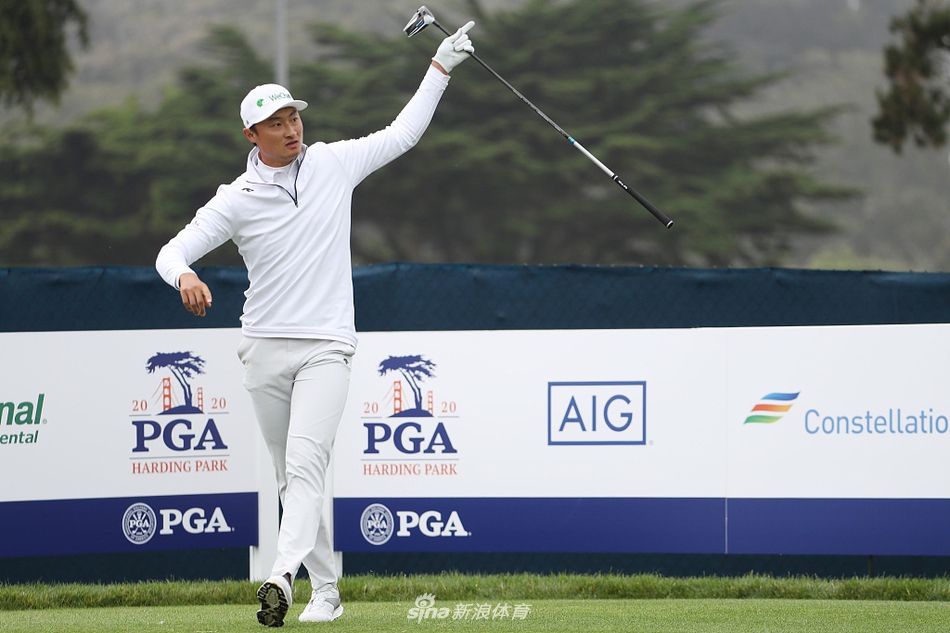 李昊桐优雅流畅的全挥杆动作瞬间，身体扭转充满力量，球杆在阳光下划出完美弧线