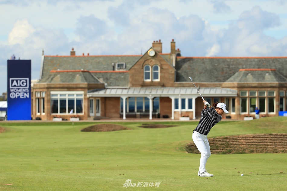 涉野日向子完成挥杆后收杆姿势,目光追随小白球飞向远方,姿势完美定格