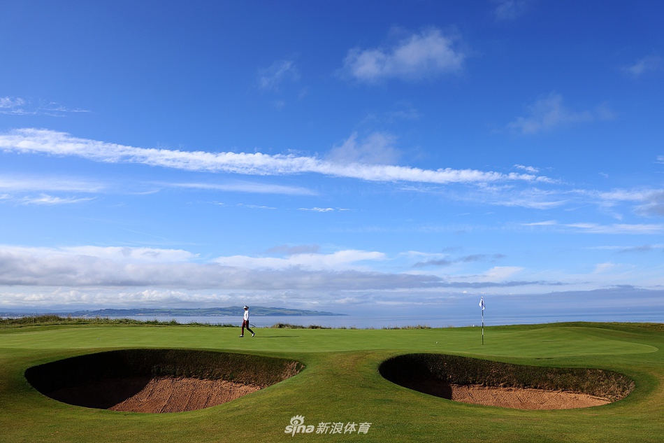 莱克西-汤普森黄昏下的优雅挥杆剪影,身后是特隆球场标志性的海岸线与晚霞