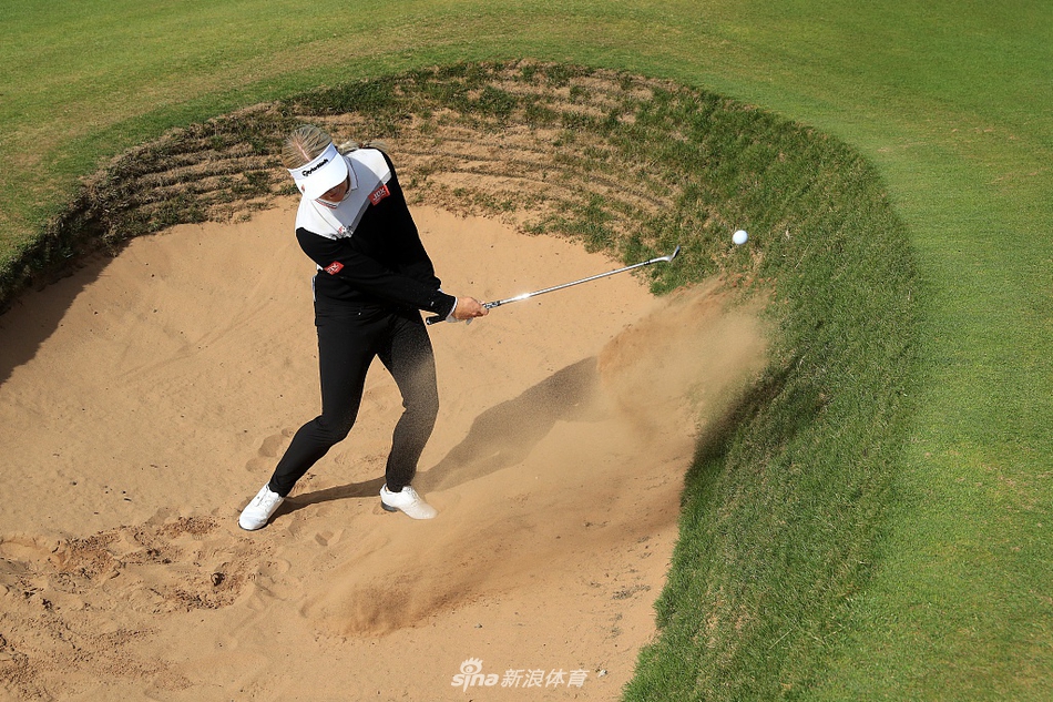 刘钰在练习果岭边缘长草中试切,表情认真,探寻最佳击球感觉