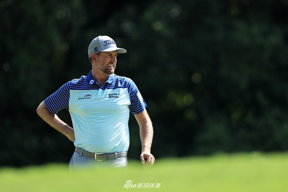 比赛现场观众凝神关注,东湖高尔夫俱乐部的热烈氛围衬托着这场赛季最终战的无限魅力。