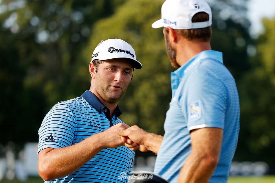 达斯汀·约翰逊在巡回锦标赛首轮中专注推击,神情冷静,志在捍卫联邦快递杯头名荣耀。