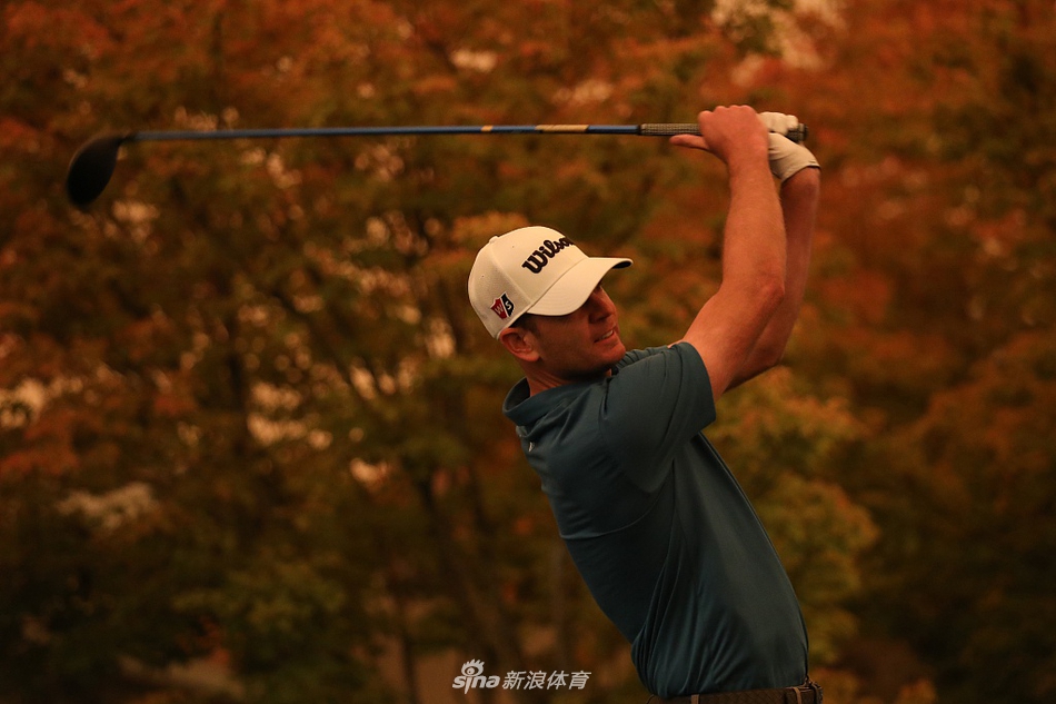 练习场上，多位球员同时挥杆，他们的白色上衣在橙红背景的映衬下格外醒目，构成一幅充满动感的画面。