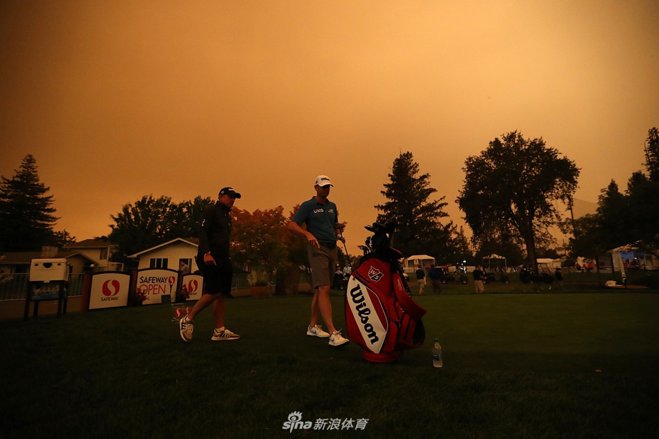 摄影师捕捉到球手在橙红天际线下大力开球的瞬间，球杆划破空气，与背景中凝固般的奇异天色形成动静对比。