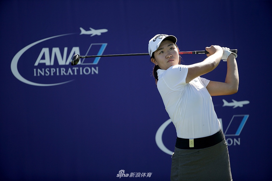 球手在沙坑中练习爆炸式击球，沙砾飞扬瞬间展现出高超的短杆技巧与扎实基本功