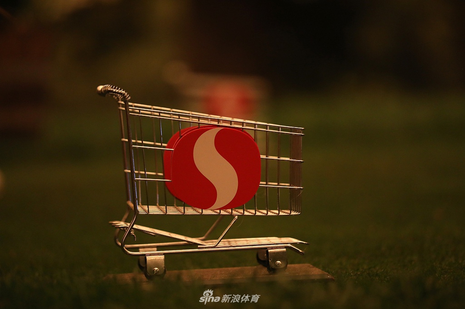 从球场长廊望去，远处的山峦和树林轮廓在浓厚的橙红色雾霭中若隐若现，整个世界仿佛被覆上一层温暖的滤镜。