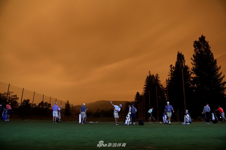 赛场边的电子记分牌亮起，其蓝绿色的屏幕光在 pervasive 的橙红环境光中显得既科技感十足，又有些孤寂。