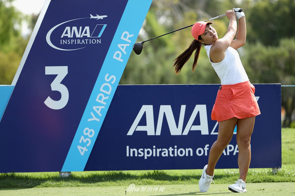 张斯洋在果岭上沉稳推杆，作为业余冠军得主，她在大满贯赛场上的表现沉着冷静，未来可期。